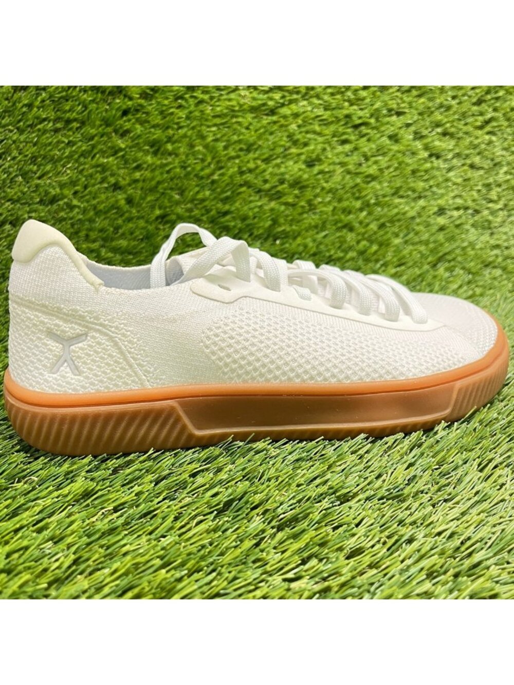 Flux Footwear Adapt Trainer White Gum Womens Size 8 Athletic Knit Shoes Sneakers